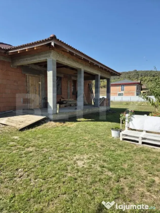 Casa in rosu cu 1500 mp teren