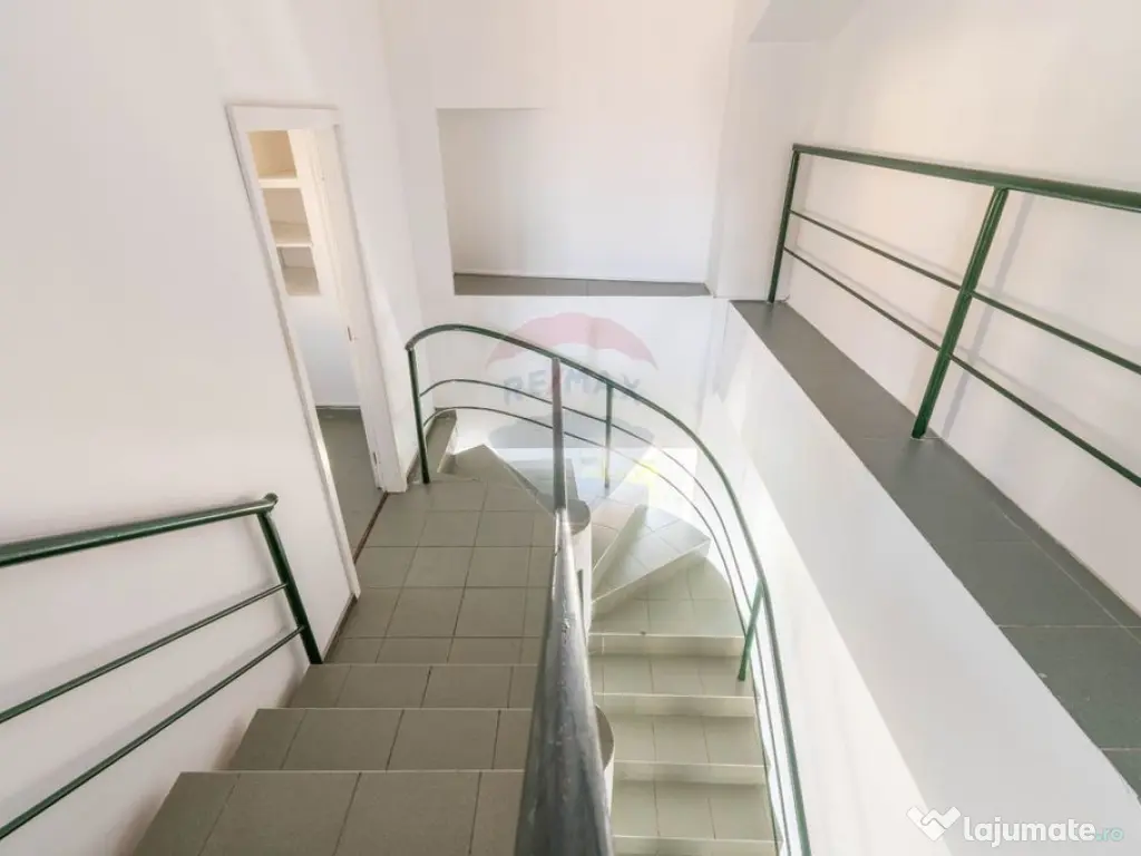 Casa cu 12 camere de vanzare in zona semicentrală! COMIS...