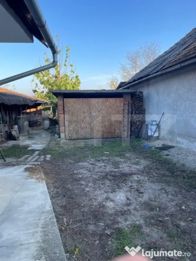 Casa de vanzare in suprafat utila de 100 mp si 1400 mp teren