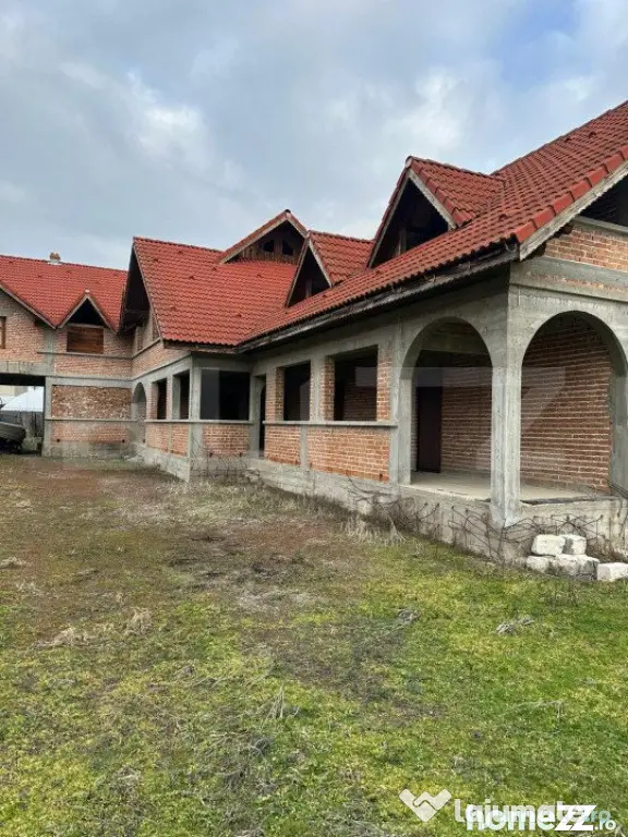 Casa de vanzare la rosu, 10 camere, 246,50 mp, zona Exterior