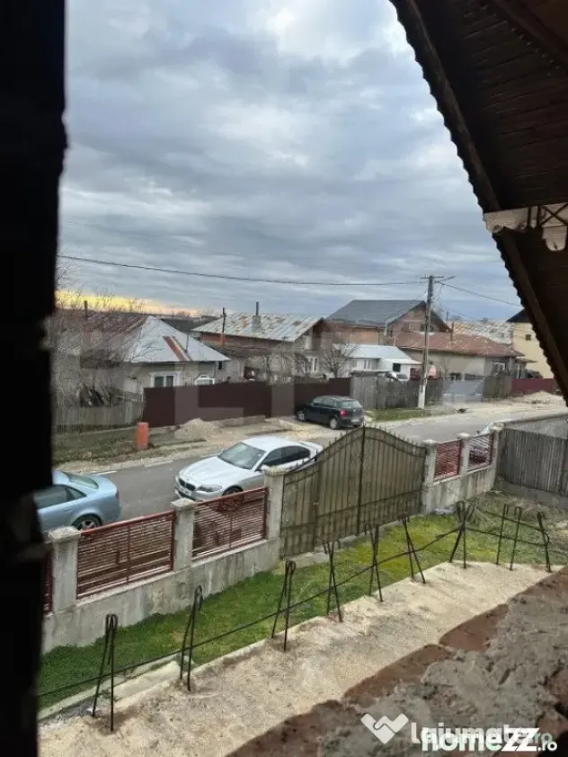 Casa de vanzare la rosu, 10 camere, 246,50 mp, zona Exterior