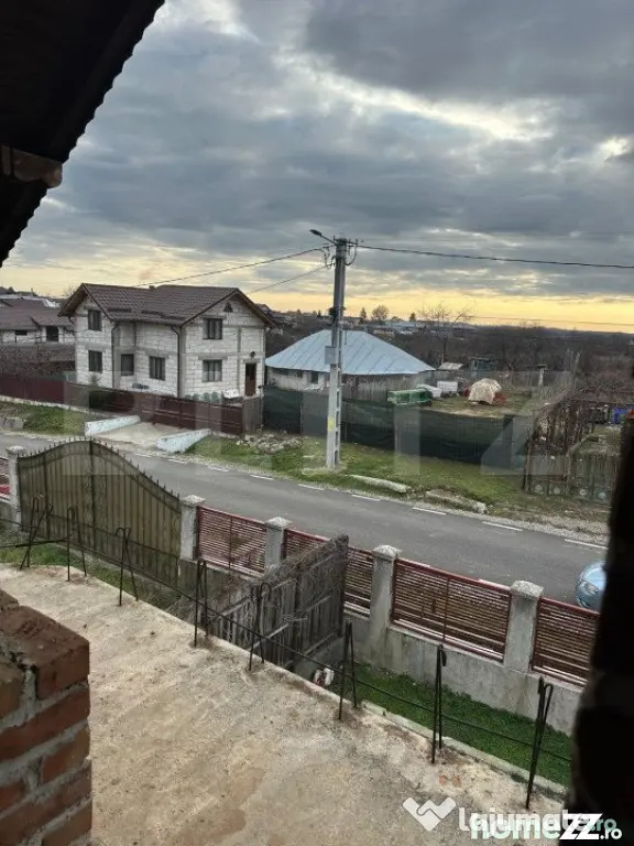 Casa de vanzare la rosu, 10 camere, 246,50 mp, zona Exterior