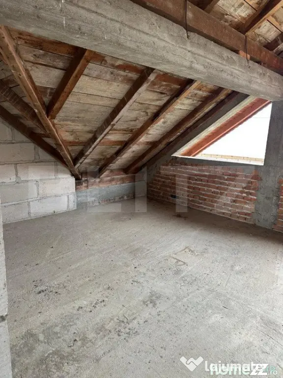 Casa de vanzare la rosu, 10 camere, 246,50 mp, zona Exterior