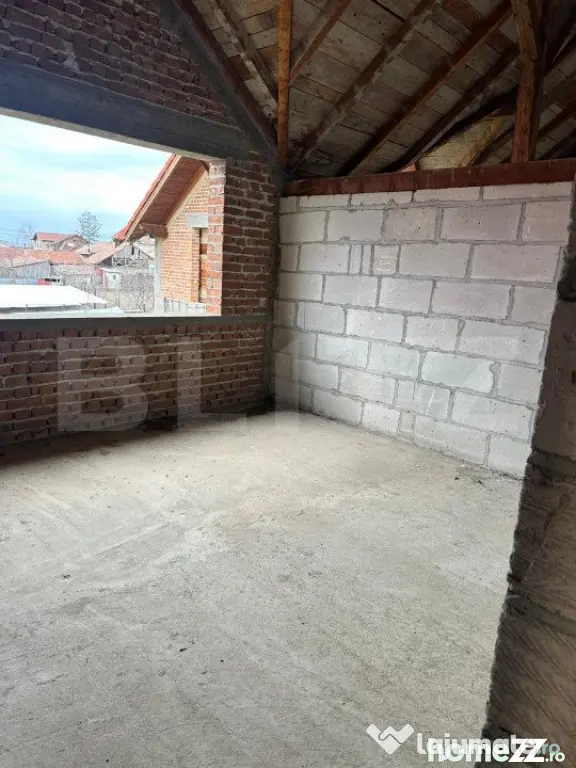 Casa de vanzare la rosu, 10 camere, 246,50 mp, zona Exterior