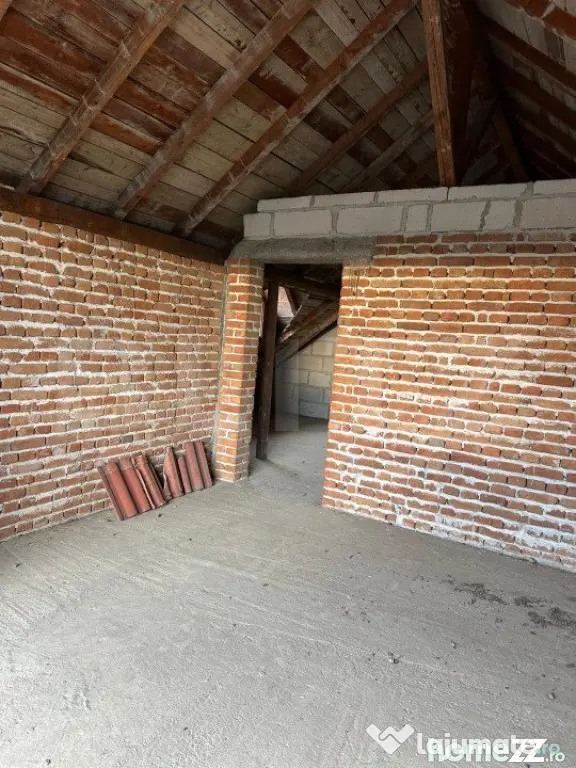 Casa de vanzare la rosu, 10 camere, 246,50 mp, zona Exterior