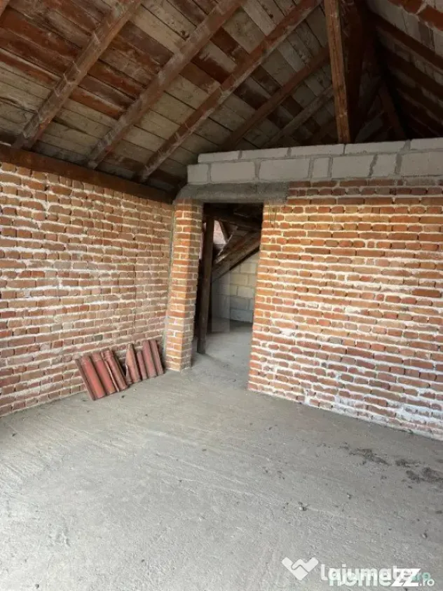 Casa de vanzare la rosu, 10 camere, 246,50 mp, zona Exterior
