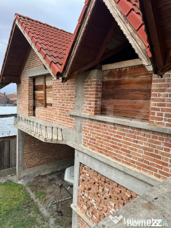 Casa de vanzare la rosu, 10 camere, 246,50 mp, zona Exterior