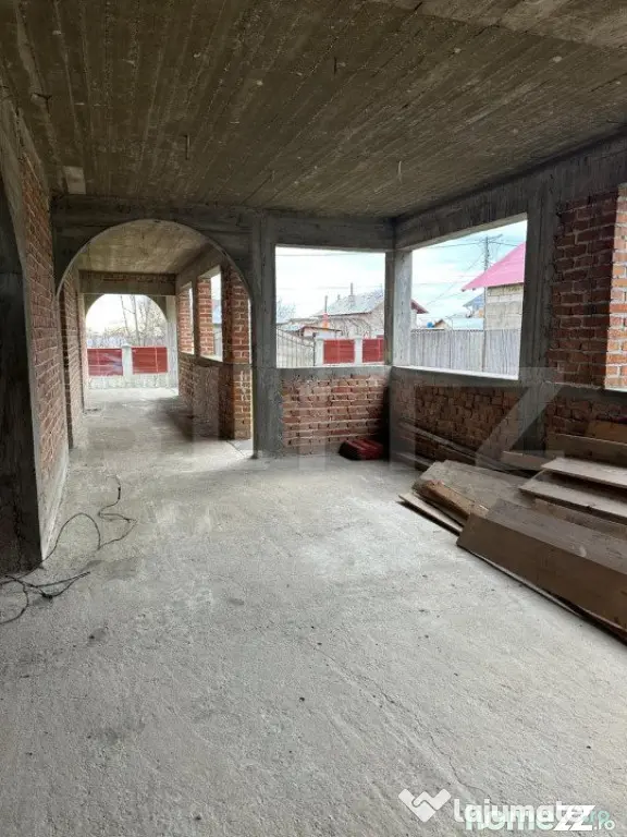 Casa de vanzare la rosu, 10 camere, 246,50 mp, zona Exterior