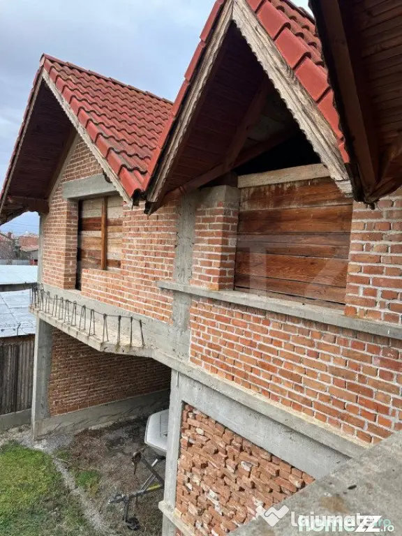 Casa de vanzare la rosu, 10 camere, 246,50 mp, zona Exterior