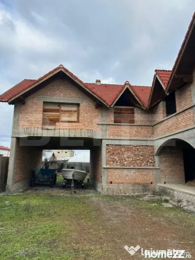 Casa de vanzare la rosu, 10 camere, 246,50 mp, zona Exterior