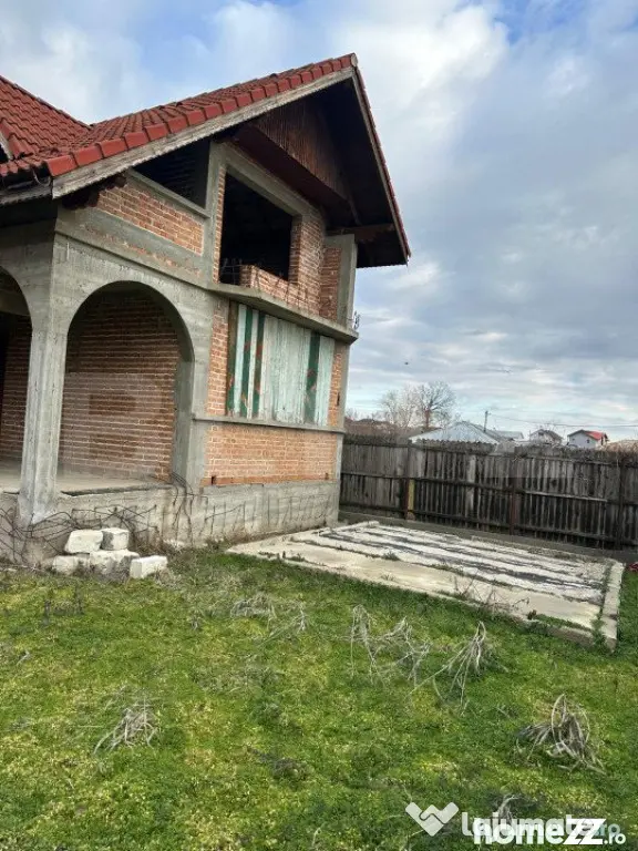 Casa de vanzare la rosu, 10 camere, 246,50 mp, zona Exterior