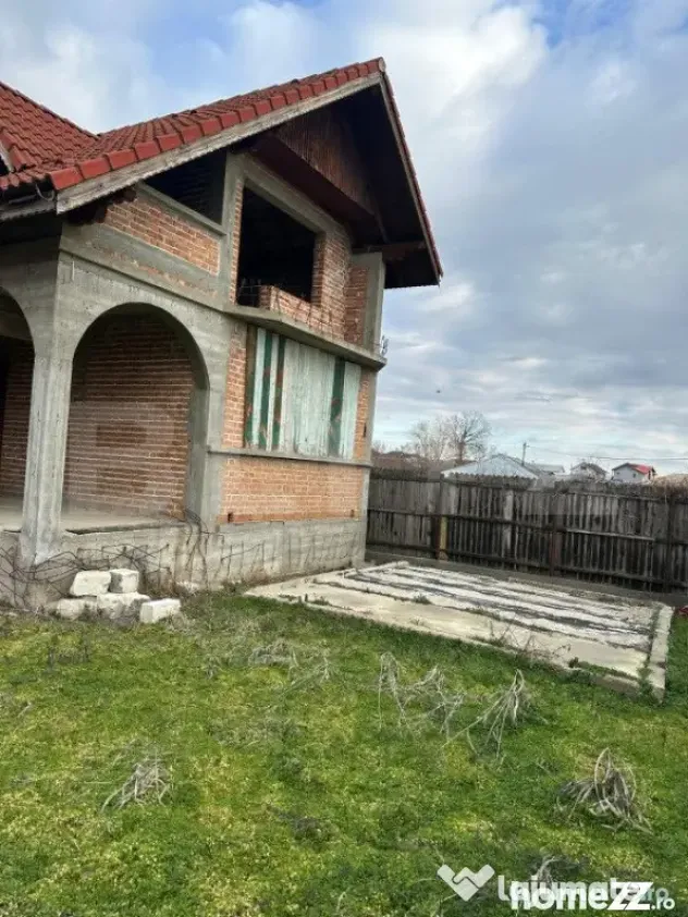 Casa de vanzare la rosu, 10 camere, 246,50 mp, zona Exterior