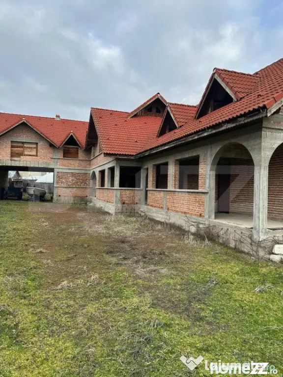 Casa de vanzare la rosu, 10 camere, 246,50 mp, zona Exterior