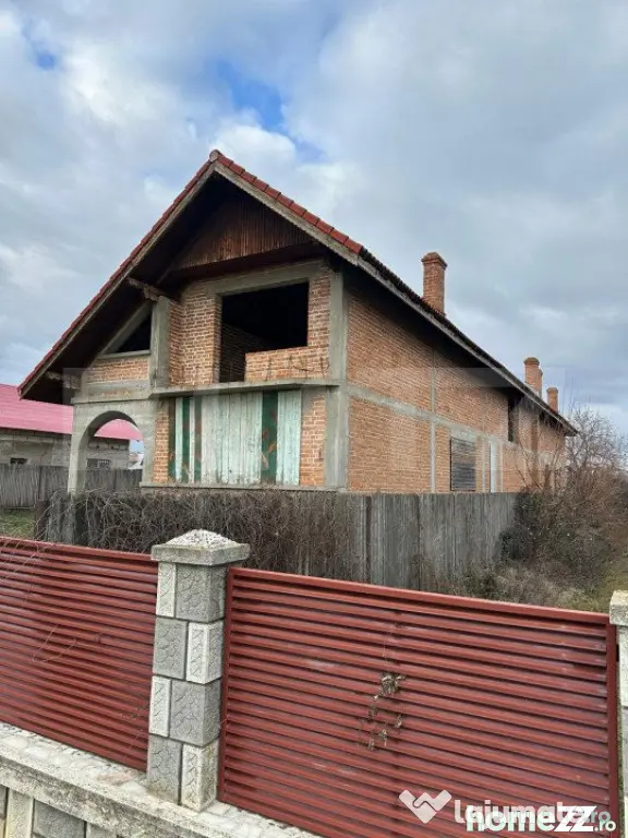 Casa de vanzare la rosu, 10 camere, 246,50 mp, zona Exterior
