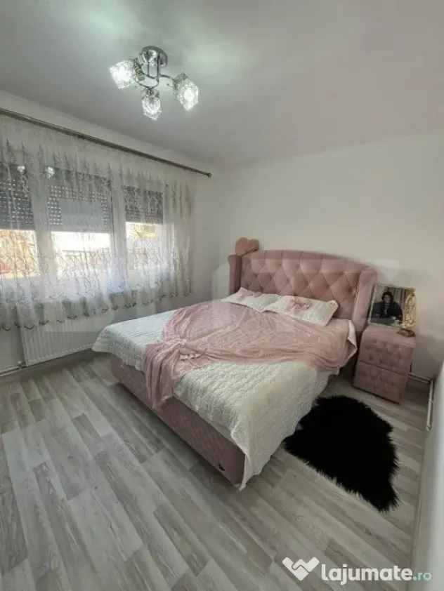 Apartament de vanzare 3 camere decomandat, zona Micro 16