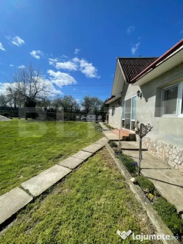 Casa cu 3 camere, 90 mp, 2 anexe gospodaresti si teren de 30