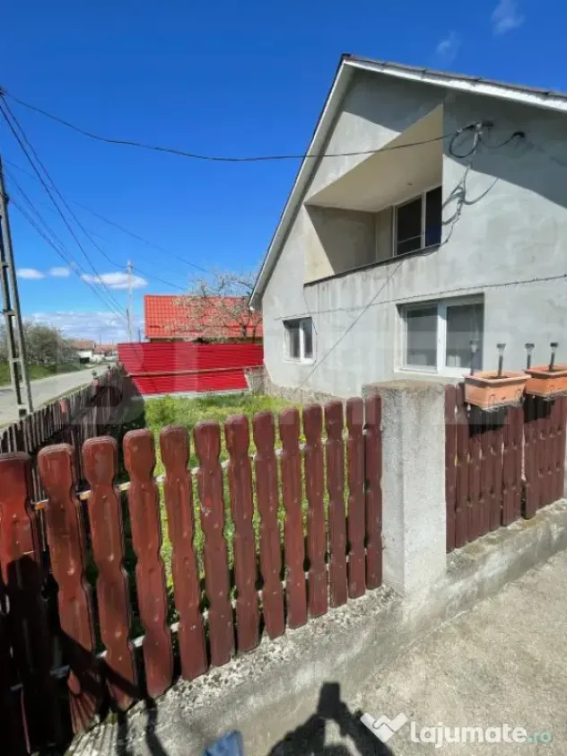 Casa cu 3 camere, 90 mp, 2 anexe gospodaresti si teren de 30