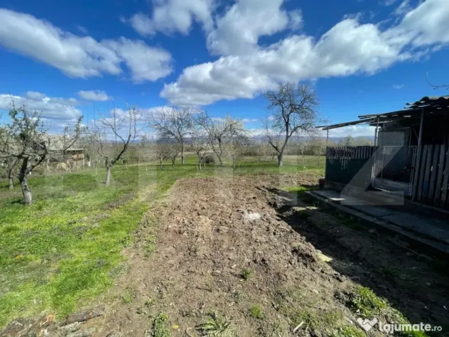 Casa cu 3 camere, 90 mp, 2 anexe gospodaresti si teren de 30