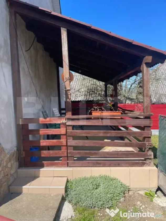 Casa cu 3 camere, 90 mp, 2 anexe gospodaresti si teren de 30