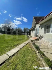 Casa cu 3 camere, 90 mp, 2 anexe gospodaresti si teren de 30