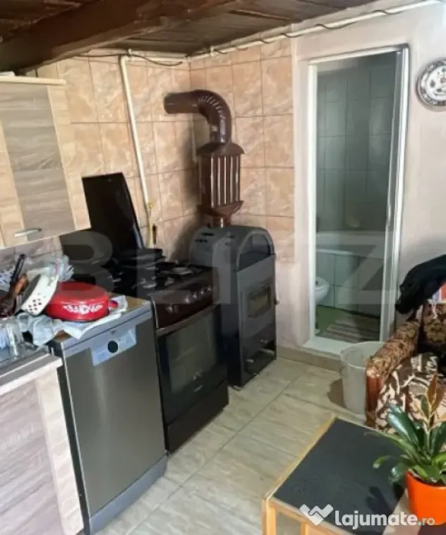 Casa cu 3 camere, 90 mp, 2 anexe gospodaresti si teren de 30