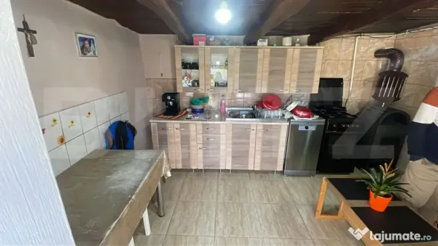 Casa cu 3 camere, 90 mp, 2 anexe gospodaresti si teren de 30