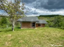 Casa la rosu, cu 3 camere, 74 mp, teren 800 mp, zona Centur