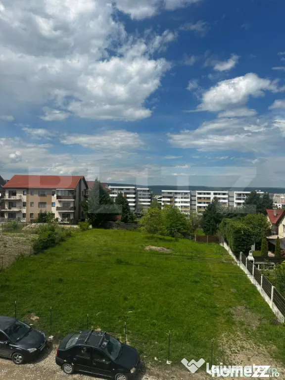 Apartament cu 4 camere 100 mp in bloc cu piscina din cartier