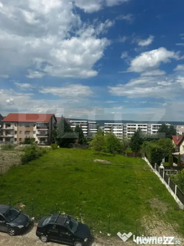 Apartament cu 4 camere 100 mp in bloc cu piscina din cartier
