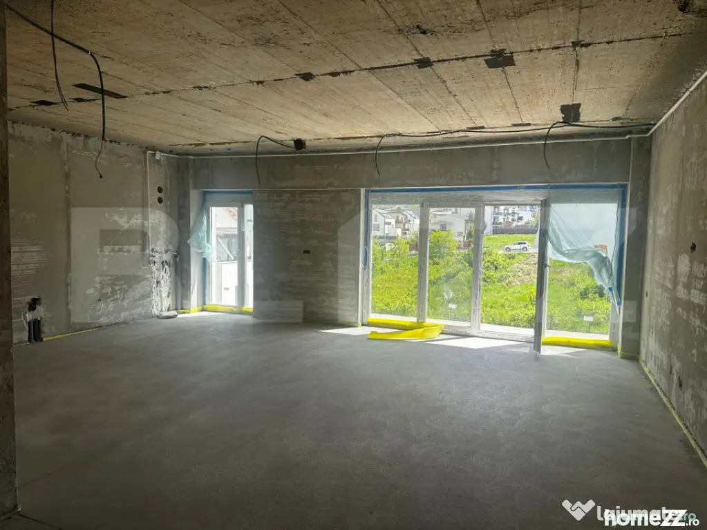 Apartament cu 4 camere 100 mp in bloc cu piscina din cartier