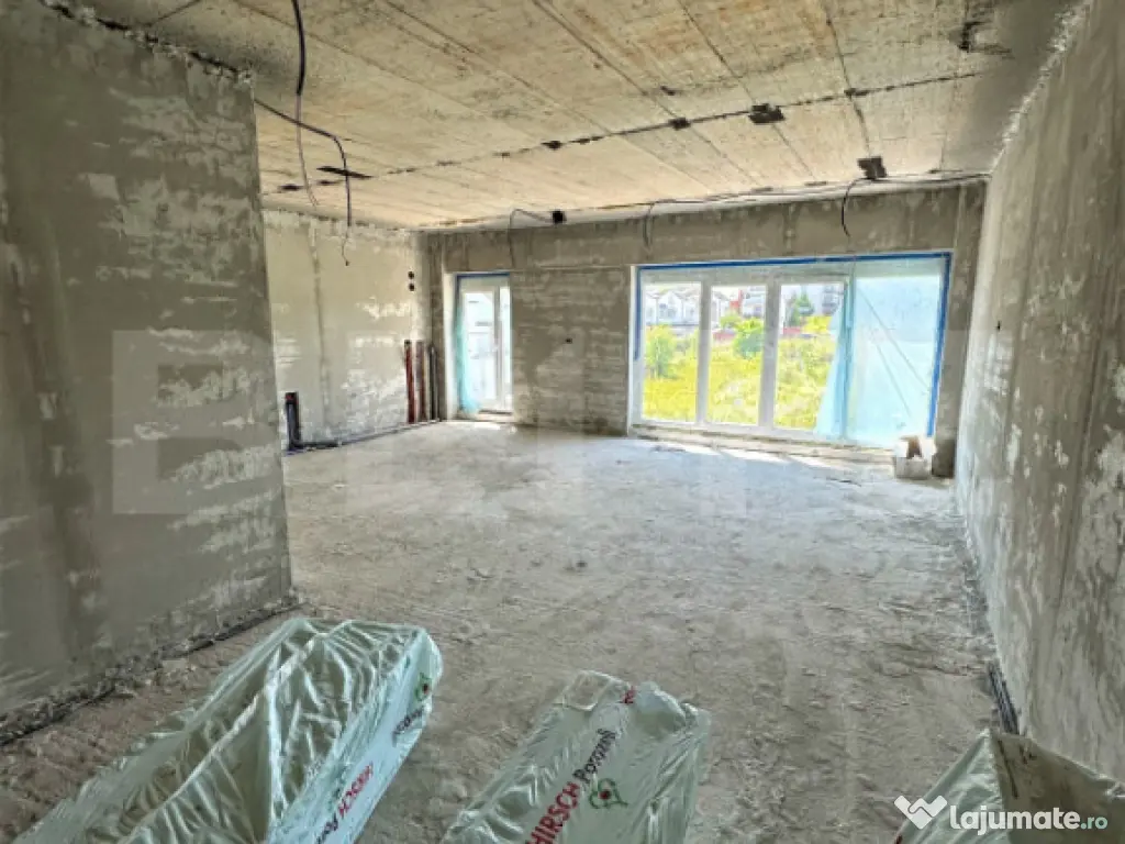 Apartament cu 4 camere 100 mp in bloc cu piscina din cartier