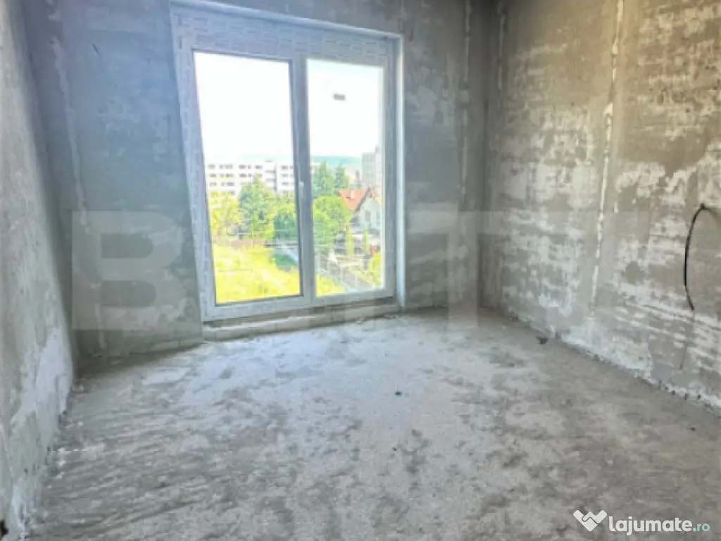 Apartament cu 4 camere 100 mp in bloc cu piscina din cartier