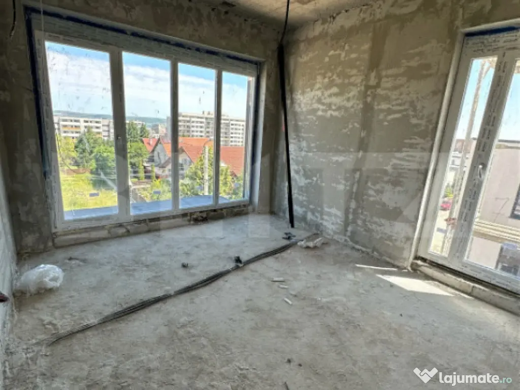 Apartament cu 4 camere 100 mp in bloc cu piscina din cartier