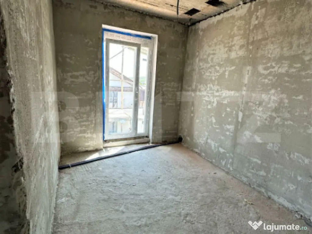 Apartament cu 4 camere 100 mp in bloc cu piscina din cartier