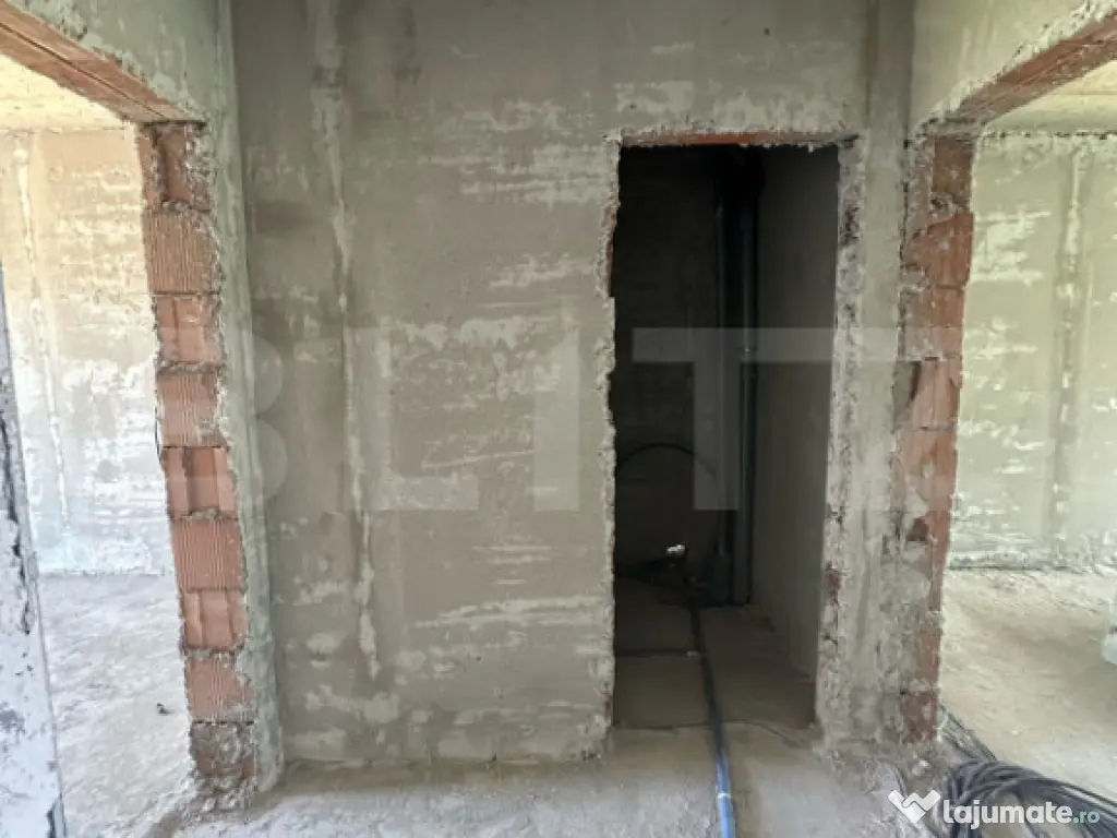 Apartament cu 4 camere 100 mp in bloc cu piscina din cartier