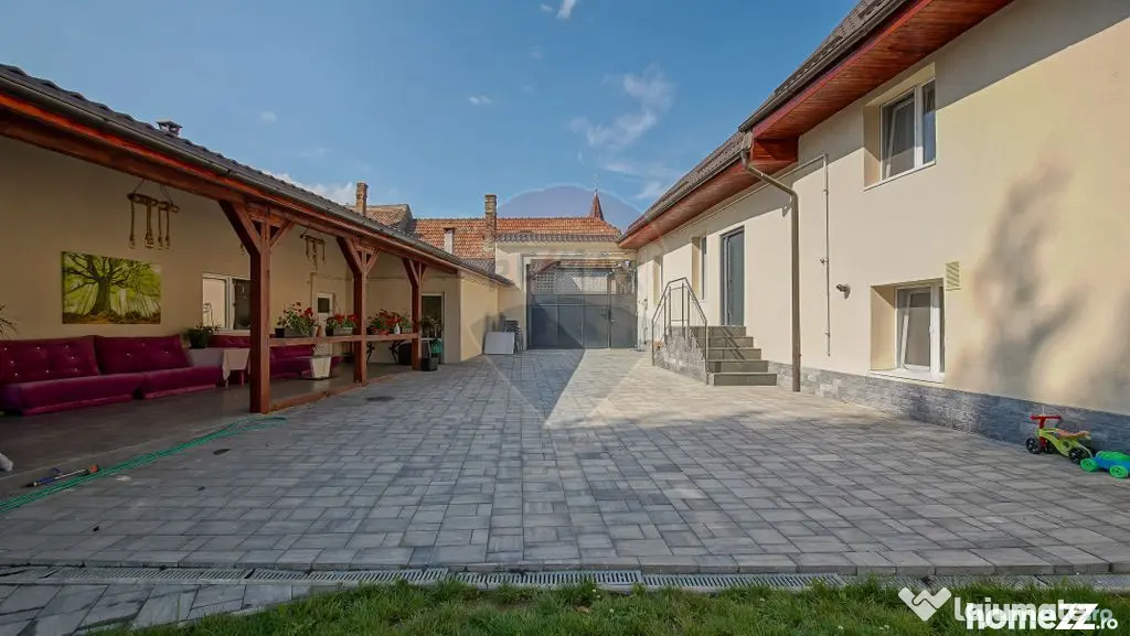 Casă / Vilă Săsească cu 6 camere de vânzare in Vulca...