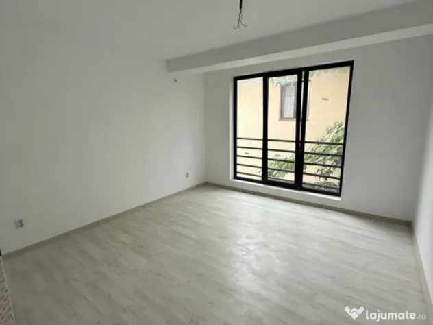 Triplex bine compartimentat, 5 camere si loc de parcare