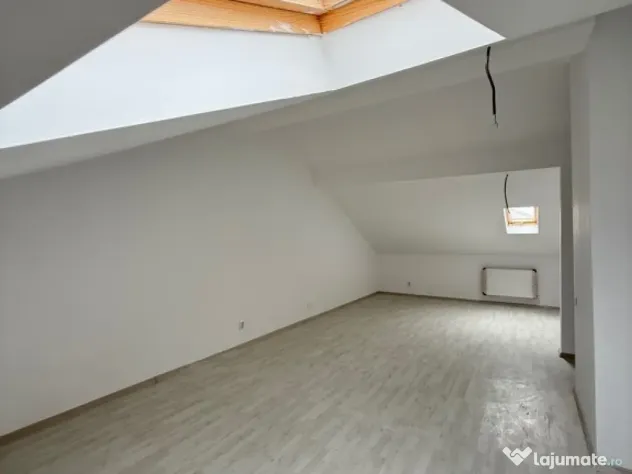 Triplex bine compartimentat, 5 camere si loc de parcare