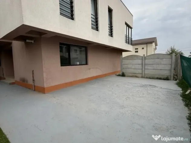Triplex bine compartimentat, 5 camere si loc de parcare