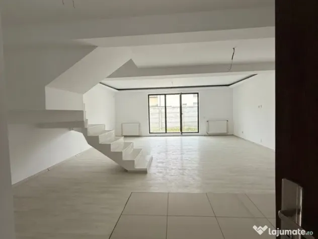 Triplex bine compartimentat, 5 camere si loc de parcare