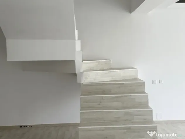 Triplex bine compartimentat, 5 camere si loc de parcare