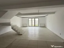 Triplex bine compartimentat, 5 camere si loc de parcare