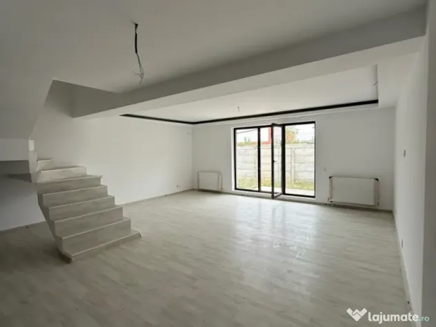 Triplex bine compartimentat, 5 camere si loc de parcare
