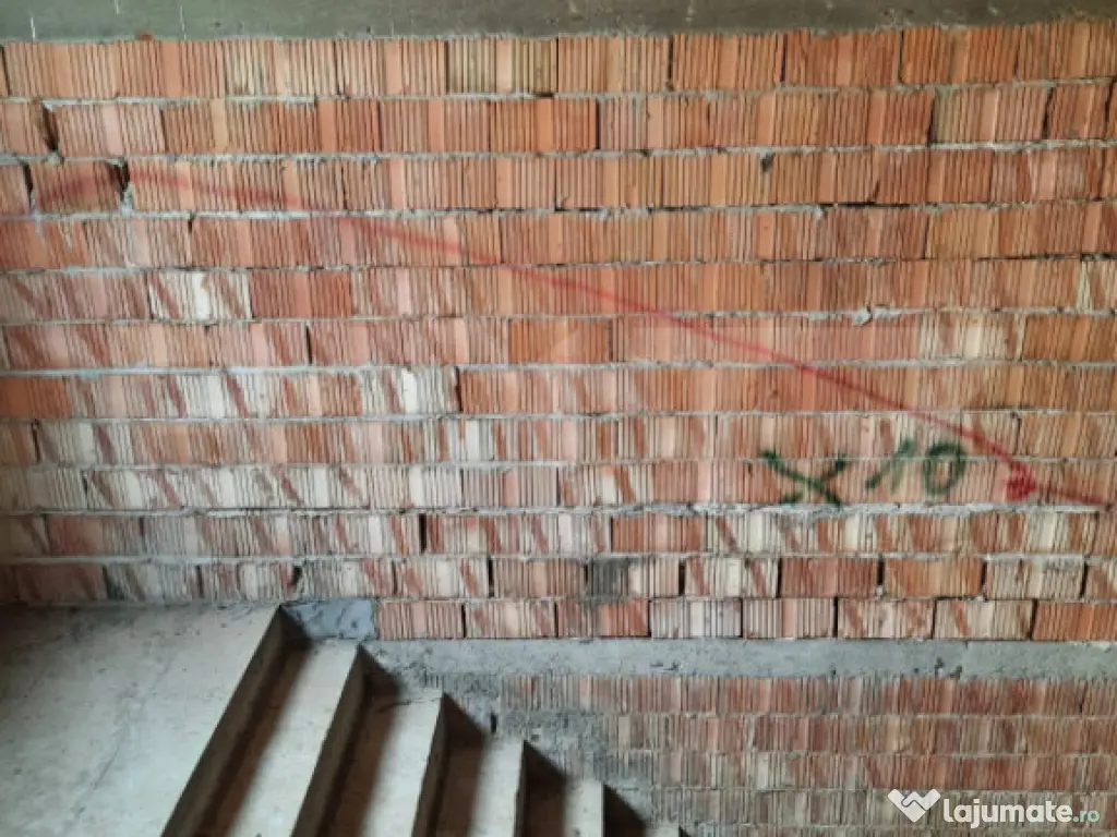 Casă la roșu de vânzare 242mp construiti, 500 mp teren ??