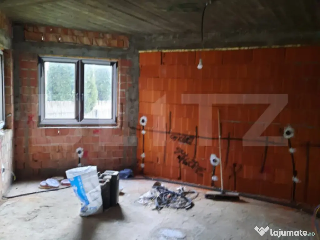 Casă la roșu de vânzare 242mp construiti, 500 mp teren ??