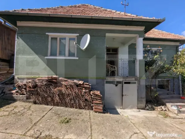 Casă renovabilă cu teren generos de 1268 mp și front de 2