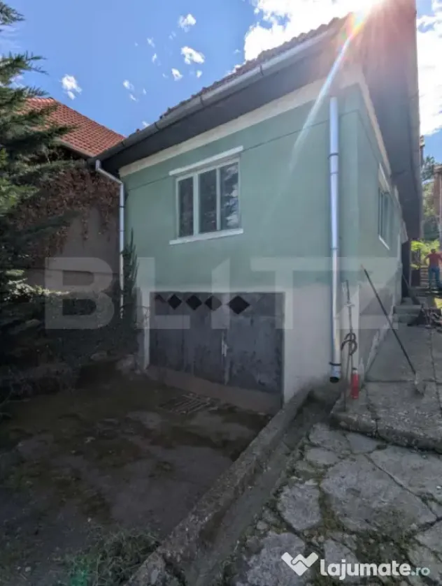 Casă renovabilă cu teren generos de 1268 mp și front de 2
