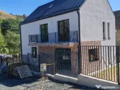 Casa individuala, semifinsata, Floresti 