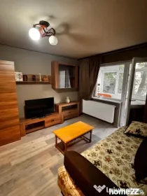 Apartament 2 camere semidecomandat, etaj 1 , zona Curtea de
