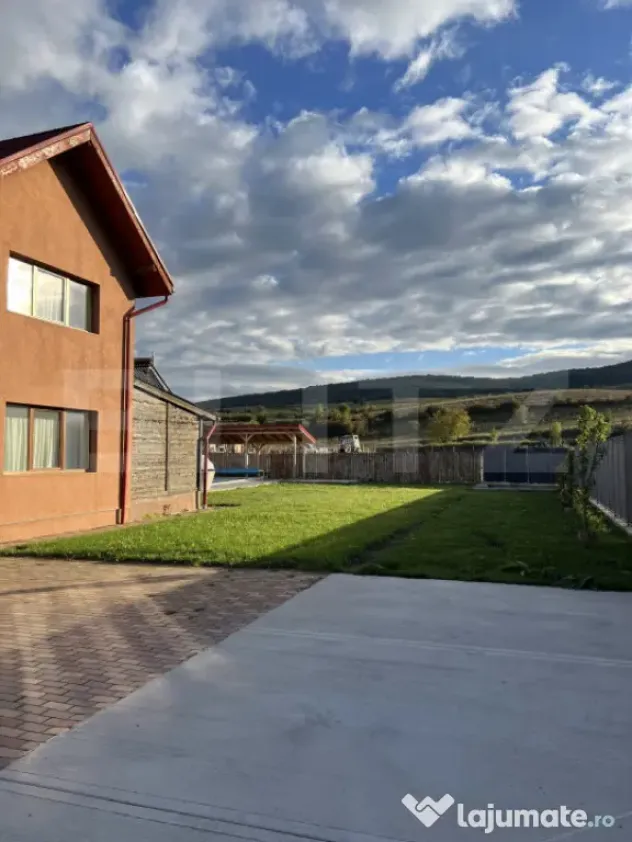 VILĂ deosebită cu piscină și panoramă spre pădure